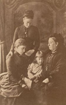 Königin v. England, Kronprinzessin Victoria, Erbprinzessin v. S. Mein, Prinzessin Feodora..., 1880s. Creator: Unknown