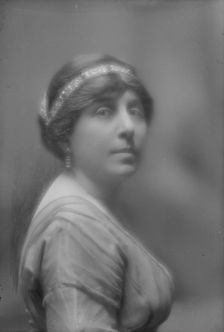Kaufman, Herbert, Mrs., portrait photograph, ca. 1912. Creator: Arnold Genthe
