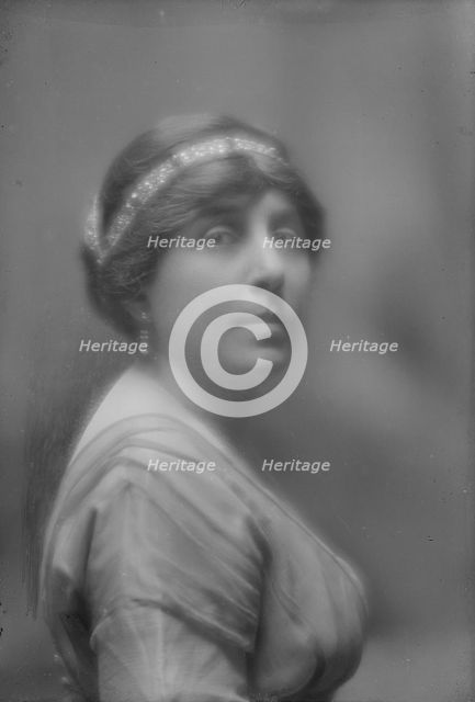 Kaufman, Herbert, Mrs., portrait photograph, ca. 1912. Creator: Arnold Genthe.