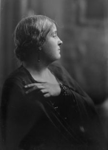 Kauser, Alice, Miss, portrait photograph, 1916. Creator: Arnold Genthe
