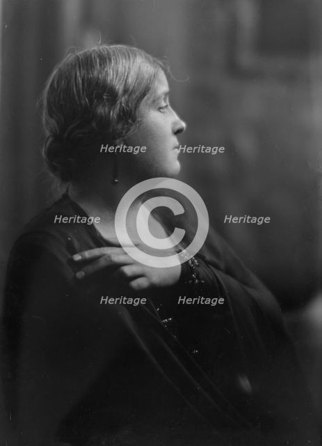 Kauser, Alice, Miss, portrait photograph, 1916. Creator: Arnold Genthe.