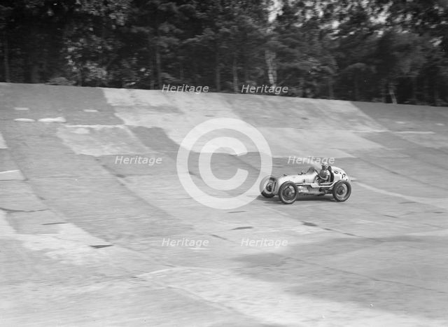 Kay Petre's Austin OHC 744 cc, LCC Relay GP, Brooklands, 26 July 1937. Artist: Bill Brunell.