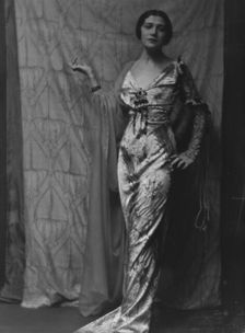 Kalich, Bertha, Mme., portrait photograph, 1913. Creator: Arnold Genthe