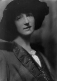 Kalish, Lillian, Miss, portrait photograph, 1913. Creator: Arnold Genthe