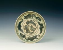 Kalong stoneware dish with calligraphic black splashes, Northern Thailand, 15th century