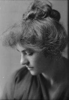 Keese, Emily, Miss, portrait photograph, 1914 Sept. 21. Creator: Arnold Genthe