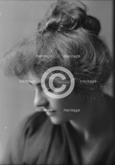 Keese, Emily, Miss, portrait photograph, 1914 Sept. 21. Creator: Arnold Genthe.