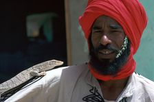 Keeper with a lizard in Tozeur zoo in Tunisia