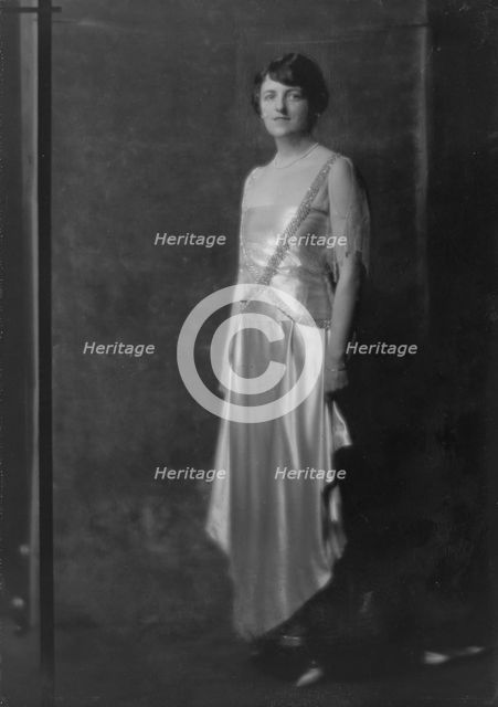 Kelly, C.F., Mrs., portrait photograph, 1917. Creator: Arnold Genthe.