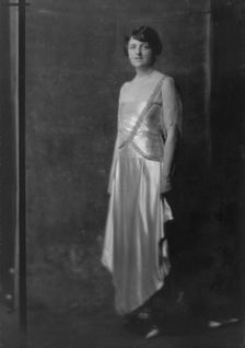 Kelly, C.F., Mrs., portrait photograph, 1917. Creator: Arnold Genthe