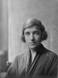 Kelly, M., Miss, portrait photograph, not before 1917. Creator: Arnold Genthe