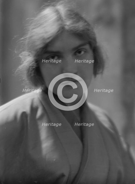 Kelly, Madeleine, Miss, portrait photograph, 1914 May 15. Creator: Arnold Genthe.