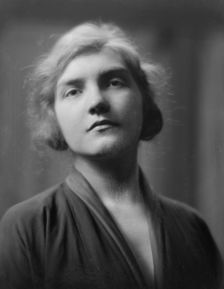 Kelly, Madeline, Miss, portrait photograph, 1917. Creator: Arnold Genthe
