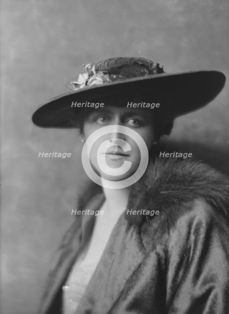 Kelly, R.M., Jr., Mrs., portrait photograph, 1916 Apr. 20. Creator: Arnold Genthe.