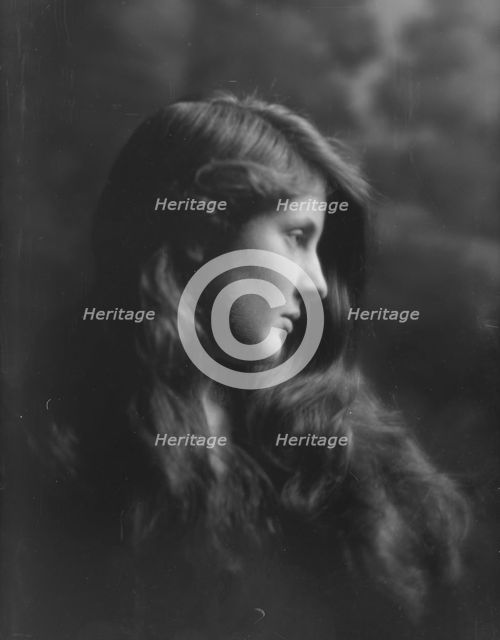 Kemp, Mary Pyne, portrait photograph, 1916 May 16. Creator: Arnold Genthe.