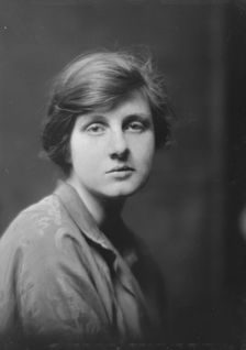 Kemp, Mary Pyne, portrait photograph, between 1916 and 1918. Creator: Arnold Genthe