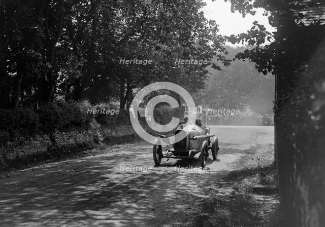 Kenelm Lee Guinness driving his Sunbeam to victory in the RAC Isle of Man TT race, 10 June 1914. Artist: Bill Brunell.