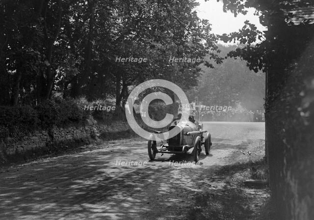 Kenelm Lee Guinness driving his Sunbeam to victory in the RAC Isle of Man TT race, 10 June 1914. Artist: Bill Brunell.
