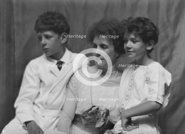 Kennerley, Mitchell, Mrs., and boys, portrait photograph, 1912 or 1913. Creator: Arnold Genthe.
