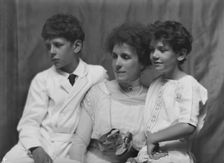 Kennerley, Mitchell, Mrs., and boys, portrait photograph, 1912 or 1913. Creator: Arnold Genthe