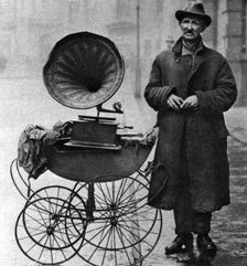 Kerb-side gramophone-player, Holborn, London, 1926-1927