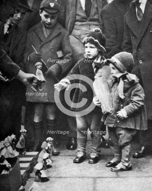 Kerb-side toy-seller, Holborn, London, 1926-1927. Artist: Unknown