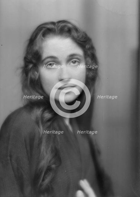 Kingdon, Elsie, Miss, portrait photograph, 1915 Sept. 22. Creator: Arnold Genthe.