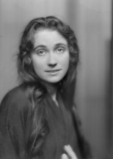 Kingdon, Elsie, Miss, portrait photograph, 1915 Sept. 22. Creator: Arnold Genthe