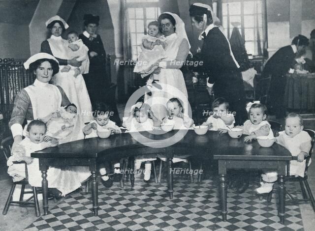 Kingsway Hall Creche for children with fathers at the war and mothers who are working, 1914. Artist: Unknown