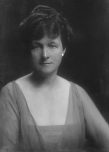 King, Charles G., Mrs., portrait photograph, 1917 Sept. 14. Creator: Arnold Genthe