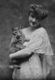 King, G., Miss, with Buzzer the cat, portrait photograph, 1914 May 12. Creator: Arnold Genthe