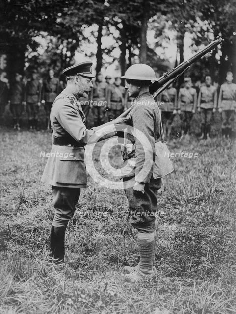 King Geo. decorates American, 5 Oct 1918. Creator: Bain News Service.
