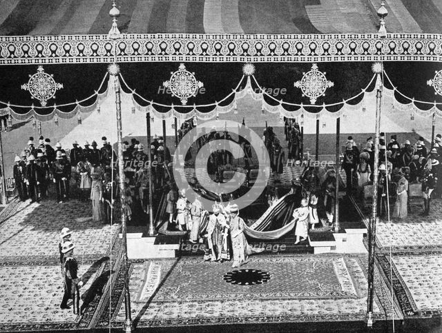 King George V (1865-1936) and Queen Mary (1867-1953) at the Delhi Durbar, India, 1911 (1936). Artist: Unknown