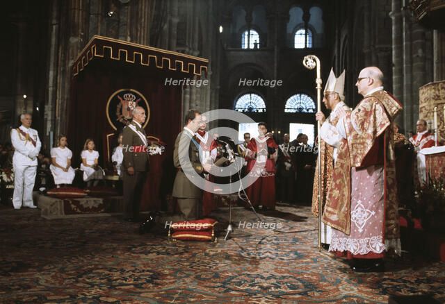 King Juan Carlos I in the Cathedral of Santiago during his visit to Galicia in July 1977.