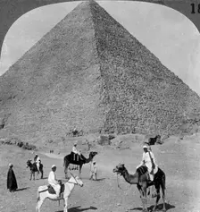 King Khufu's tomb, the Great Phyramid of Giza, Egypt 1905.Artist: Underwood & Underwood