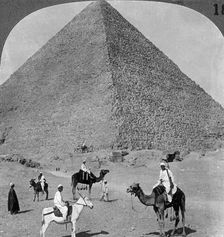 King Khufu's tomb, the Great Phyramid of Giza, Egypt 1905.Artist: Underwood & Underwood