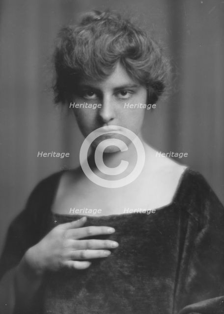 Kleber, Pauline, Miss, portrait photograph, 1916 Mar. Creator: Arnold Genthe.