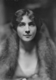 Kline, G.L., Mrs., portrait photograph, 1917 May 21. Creator: Arnold Genthe