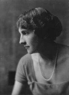 Kline, G.L., Mrs., portrait photograph, 1917 May 21. Creator: Arnold Genthe