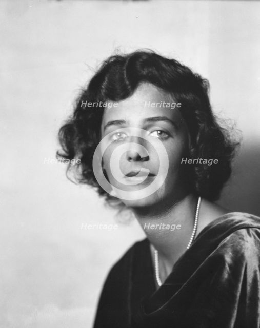 Kramer, A.L., Mrs. (Alice Bishop), portrait photograph, 1932 Creator: Arnold Genthe.
