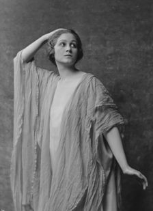 Kratzet, T., Miss, portrait photograph, 1917. Creator: Arnold Genthe