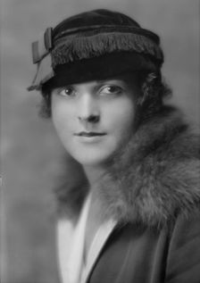 Kraus, Viola M., Miss, portrait photograph, 1914. Creator: Arnold Genthe