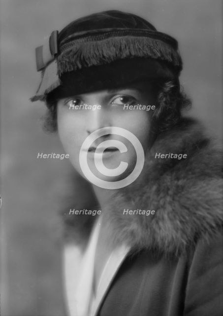 Kraus, Viola M., Miss, portrait photograph, 1914. Creator: Arnold Genthe.