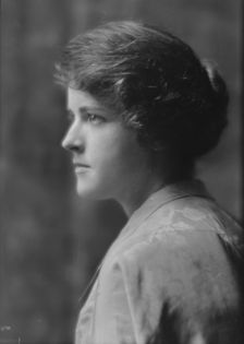 Kraus, Viola M., Miss, portrait photograph, 1914 May 21. Creator: Arnold Genthe
