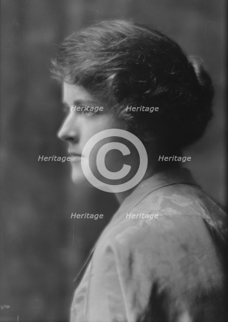 Kraus, Viola M., Miss, portrait photograph, 1914 May 21. Creator: Arnold Genthe.
