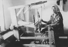 Krosna weaving mill in the village of Verkhne Usinskoye, Usinsk Border District, 1916. Creator: Unknown