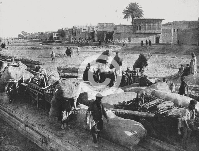 'Kut-el-Amara avant les evenements actuels : chargement d'un chaland sur la rive du Tigre', 1916. Creator: Unknown.