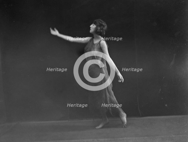 Kubert, Chloe, Miss, 1919 Creator: Arnold Genthe.