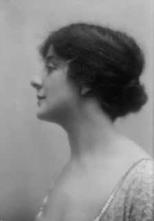 Kuhn, T., Mrs., portrait photograph, 1912 or 1913. Creator: Arnold Genthe