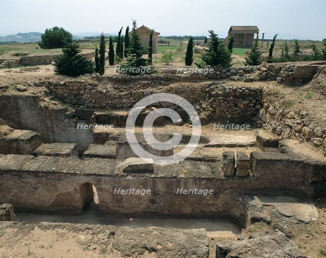 Houses and streets in the Roman ruins of Empuries .